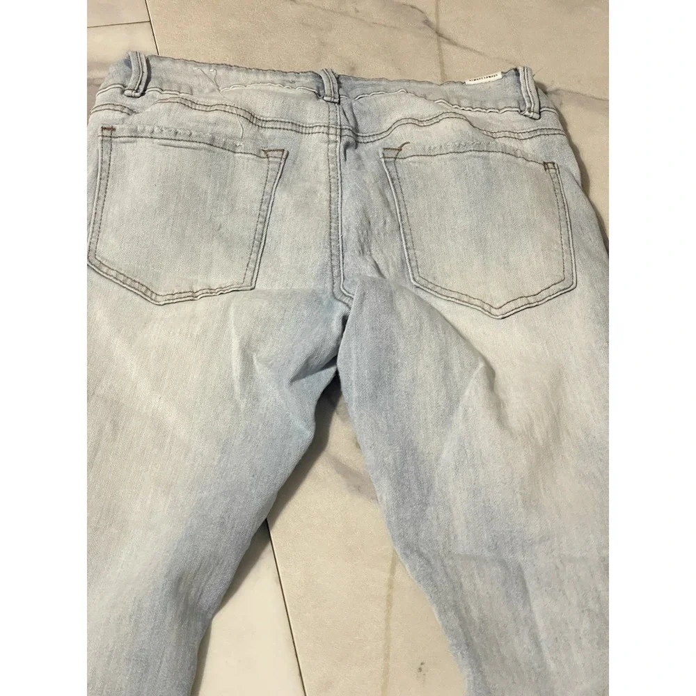 Almost Famous Jeans Juniors Size 7 ‎ Ripped Skinny Super Stretch Denim G0148